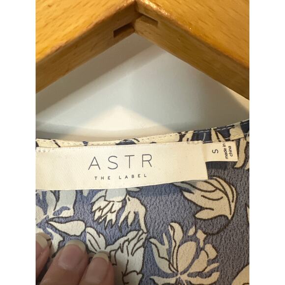 ASTR The Label Periwinkle Floral Puff Sleeve Wrap Tie Blouse Top Sz Small - Picture 6 of 8